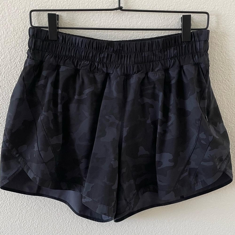 Lululemon Women’s Track That Mid-Rise Lined Shorts 5” in Camo. Size 10.
